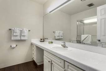 Looking for a roommate in downtown Mountain View ASAP! (summer+) 3