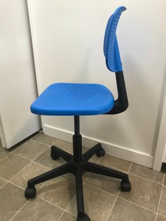 Child’s desk chair 1
