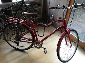 Red Momentum commuter bike in great condition 2
