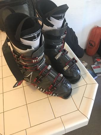 Atomic ski boots 1
