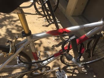 Lightweight Specialized bike with wire and U-lock 2
