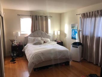 Palo Alto master bedroom+bathroom in house with 4 girls 2