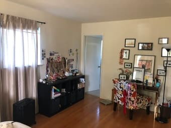 Palo Alto master bedroom+bathroom in house with 4 girls 3