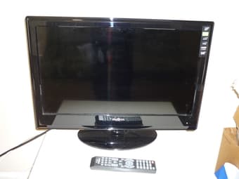 INSIGNIA 24" LCD TV 1
