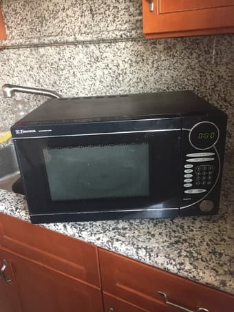 Emerson MW8998B Microwave Oven, Good Working Condition 1