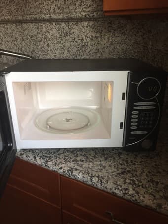 Emerson MW8998B Microwave Oven, Good Working Condition 2