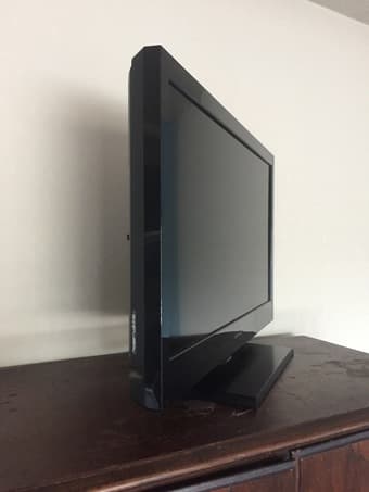 32'' Emerson Flat Screen LCD TV, 720p 2