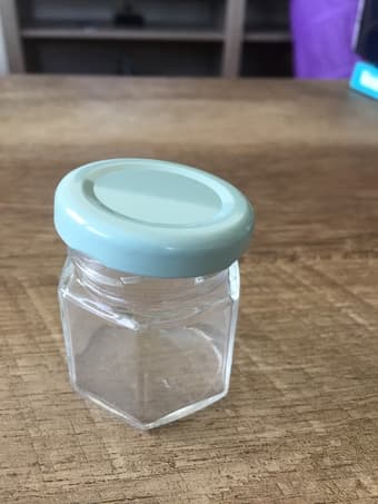 UNUSED 1.5 oz Hexagon Mini Glass Jars with Light Blue/Mauve Lids 2
