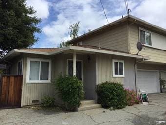 Large Duplex w/Garage, 1 Room Near Stanford 1