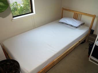 Twin size bed incl. mattress 2