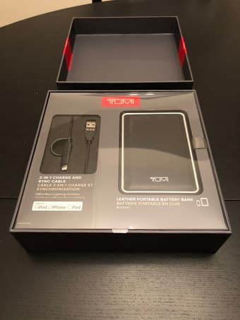 TUMI Portable Battery Bank (8000mAh) 2