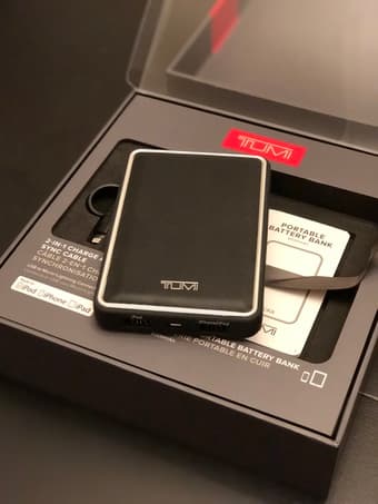 TUMI Portable Battery Bank (8000mAh) 3