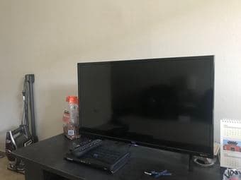 TCL 32" Class HD (720P) Roku Smart LED TV (32S301) 1