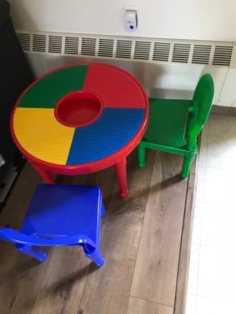 Kids table+2 chairs 1