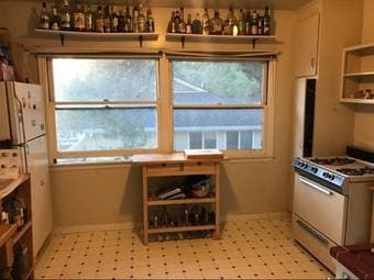 Large Bright Bedroom in 4BR House on University Ave 3