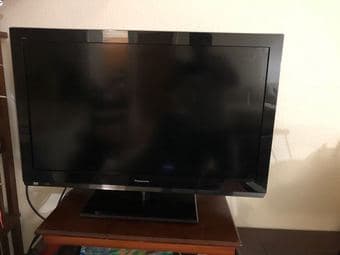 Panasonic Viera 32" 720p HD LCD Television 1