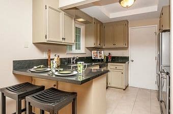 Room available in downtown Redwood City, starting mid-September 3