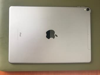 *Space Gray* IPad Pro 10.5 512gb wifi+Cellular 1