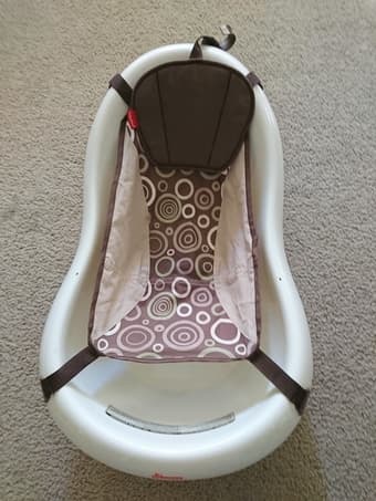 A baby bathtub 1
