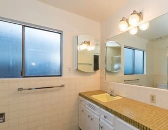 Large home, clean and respectful roommates. 4