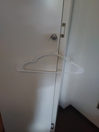 20 plastic hangers 1