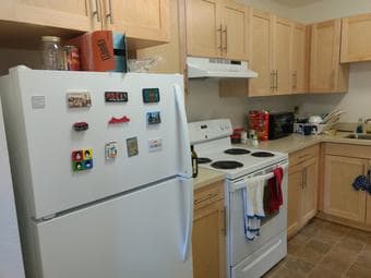 Private bedroom in 2 bedroom apt in Escondido Village (Jan-Apr 2019) 3