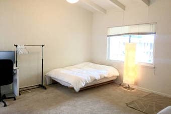Furnished & clean livingroom in PA 5 mins from Stanford Nov 15th! 2