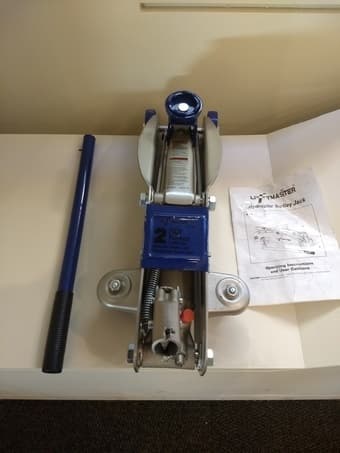 Liftmaster 2 Ton Hydraulic Jack - Never Used 1