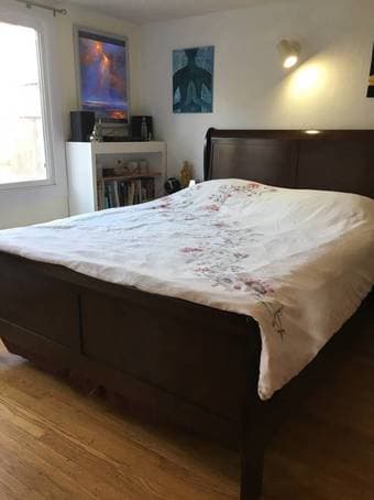 Queen size Dark Cherry wood Sleigh bed (North Peninsula) 3