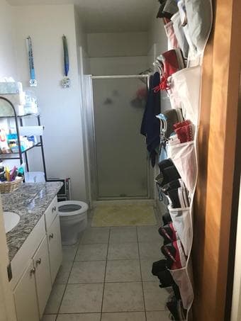 Temp room Private bath. 8Dec-1Jan. Females. 12 mins bike to campus 2