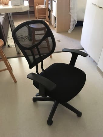 Black swivel office chair with armrests 1