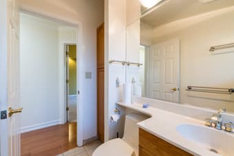 Diverse group of friends looking for an extra roomie! 3