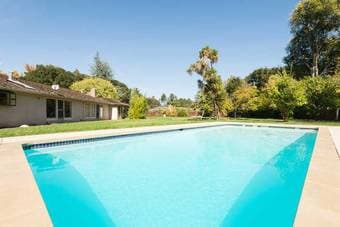 Live luxuriously -- spacious bedroom for rent in getaway home 2