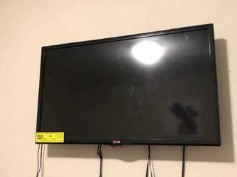 32" LG TV (with ChromeCast) 2