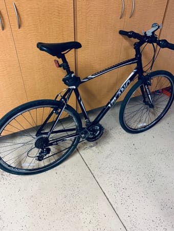 ALMOST NEW BIKE + LOCK + HELMET + PHONE MOUNT 2