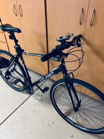 ALMOST NEW BIKE + LOCK + HELMET + PHONE MOUNT 3