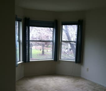 Large Bedroom w/Bay Windows in Townhouse 2