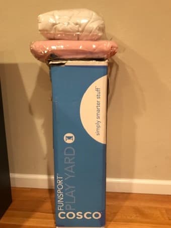 Play yard + 2 cover mattress 1