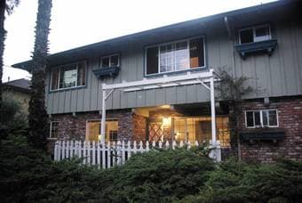 Large master bedroom walking distance to stanford 1