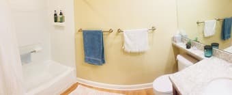 Room with private bathroom Sandhill Rd, very close to medical school 3