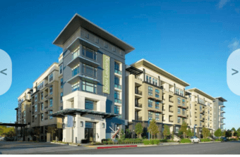 Beautiful sunny room in luxury apartment with walking closet!+Parking 3