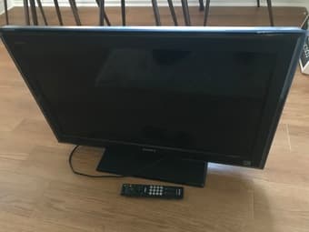 Sony Bravia TV 32" & Roku Streaming Stick (Very good condition) 1