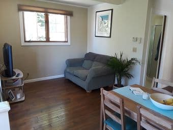 Fully Furnished 2 Bedroom Apartment: 1 Bedroom Available now 2