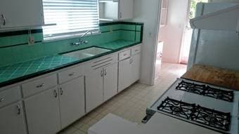 1 bedroom house w/backyard. April 15th. Washer, Dryer. Private. 3