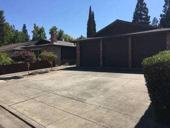 Bedroom & private bathroom in modern 3 bed house with 1 other occupant 2