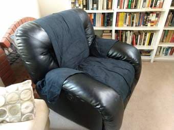 Black electric recliner in good condition 1