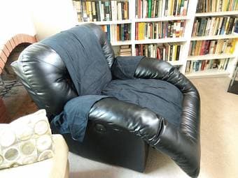 Black electric recliner in good condition 2