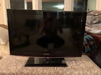 Samsung 32 inch TV -- $120 (excellent condition, remote included) 1