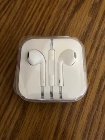 Brand new Apple Official EarPods with 3.5mm Headphone Plug 1