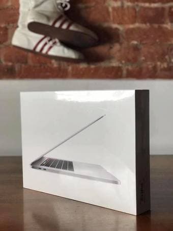 New Apple MacBook Pro 15.4" (512 GB, Intel Core i7 8th Gen. 4.3G 2